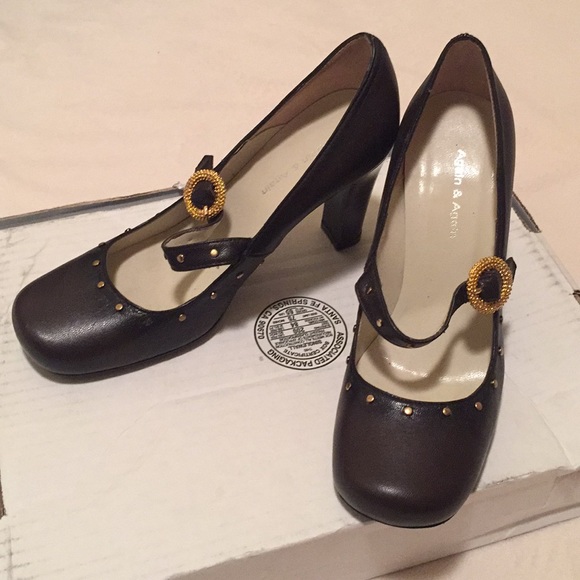 Brown leather mary janes w/ gold accents size 6 - Picture 1 of 12